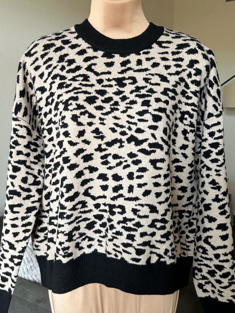 TAHARI Leopard Animal Print Jacquard Crew Neck Sweater NWT Size Medium - Picture 3 of 7